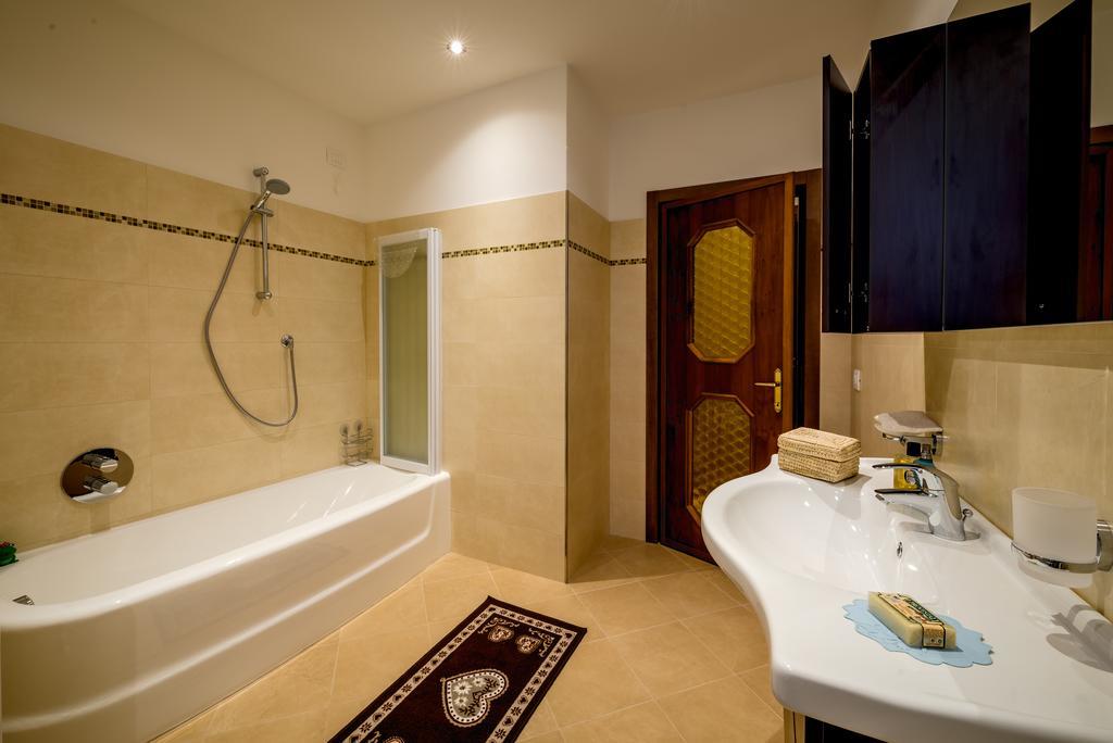 B&B Ca Tunin Tirano Exterior photo